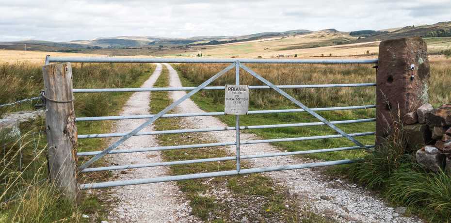 The road gate entrance to Shawbottom The road gate entrance to Shawbottom